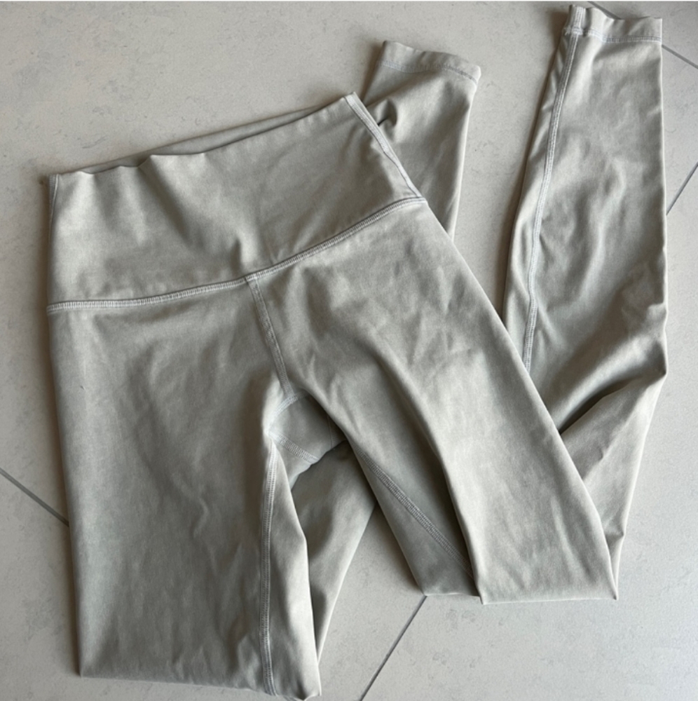 New Lululemon Grey Beige Color Work Out Leggings in Size 2 or Extra Small.